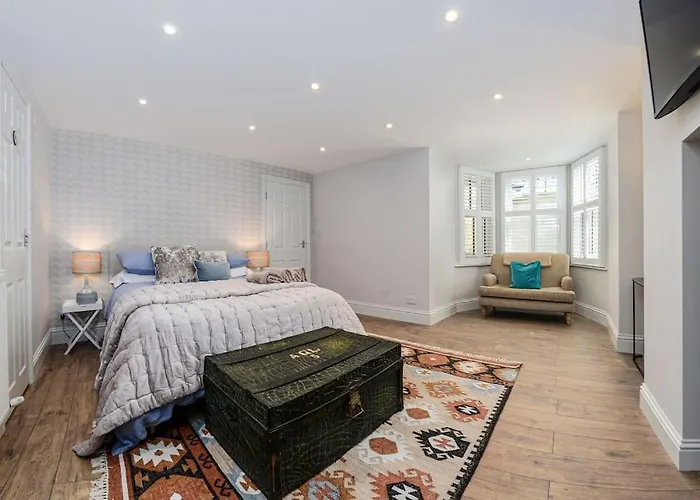 Apartment West With Free Parking