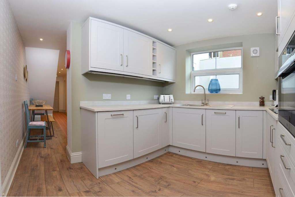 West With Free Parking Apartment Whitby