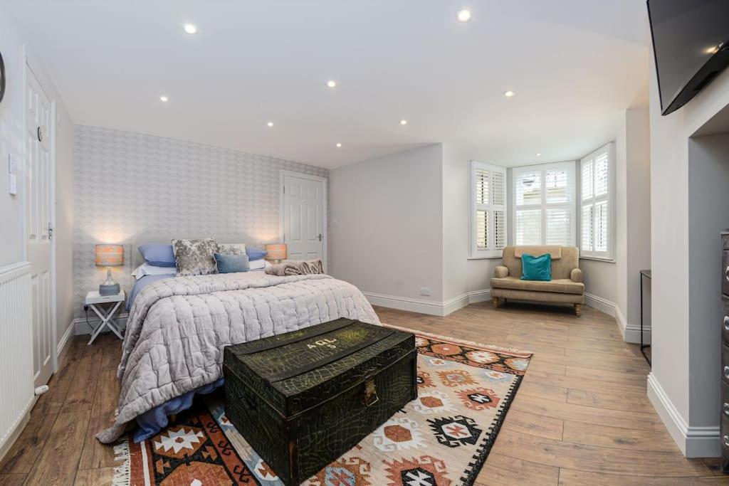West With Free Parking * Whitby
