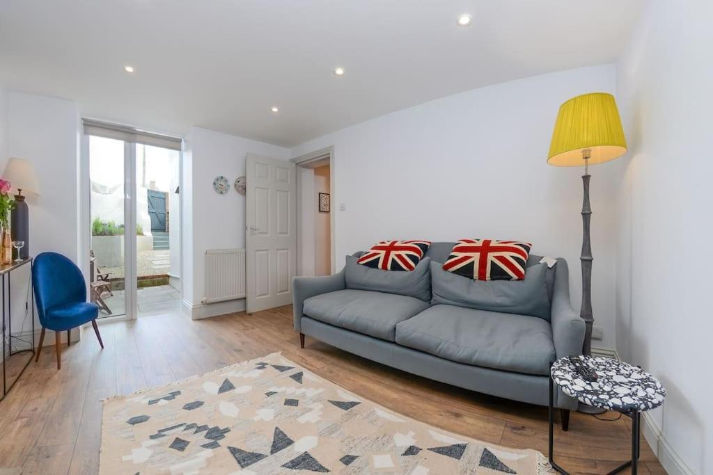 Apartment West With Free Parking *