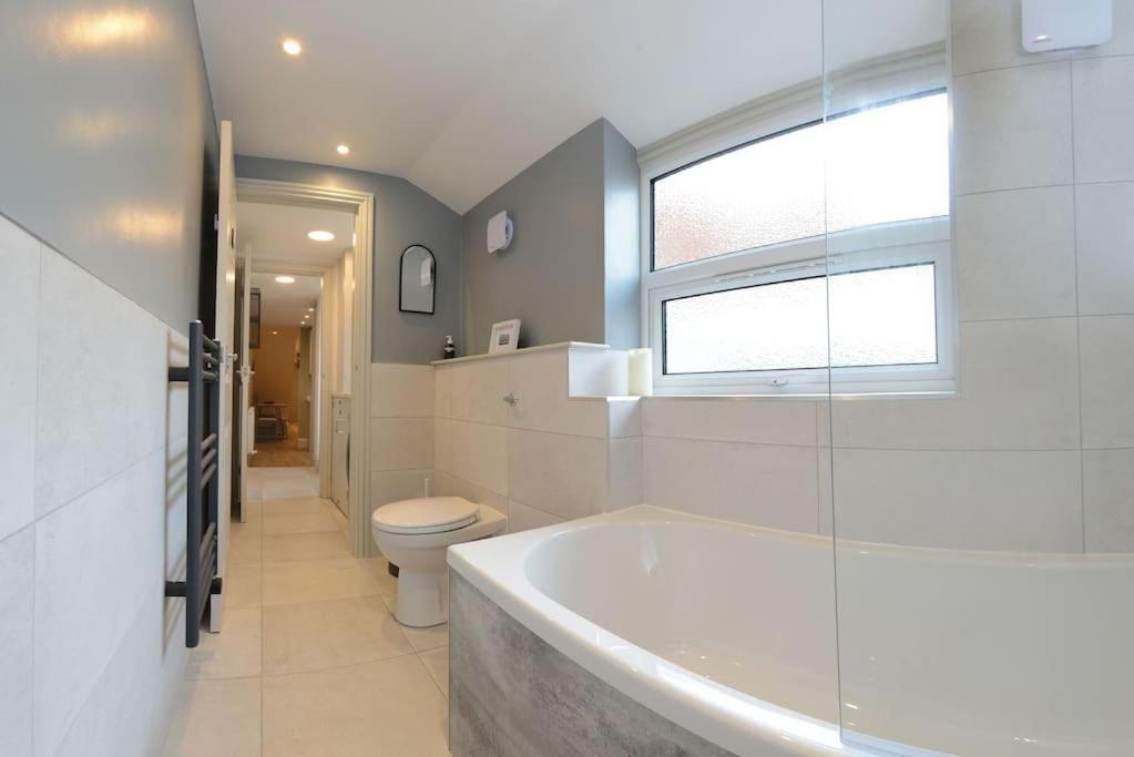Apartment West With Free Parking *