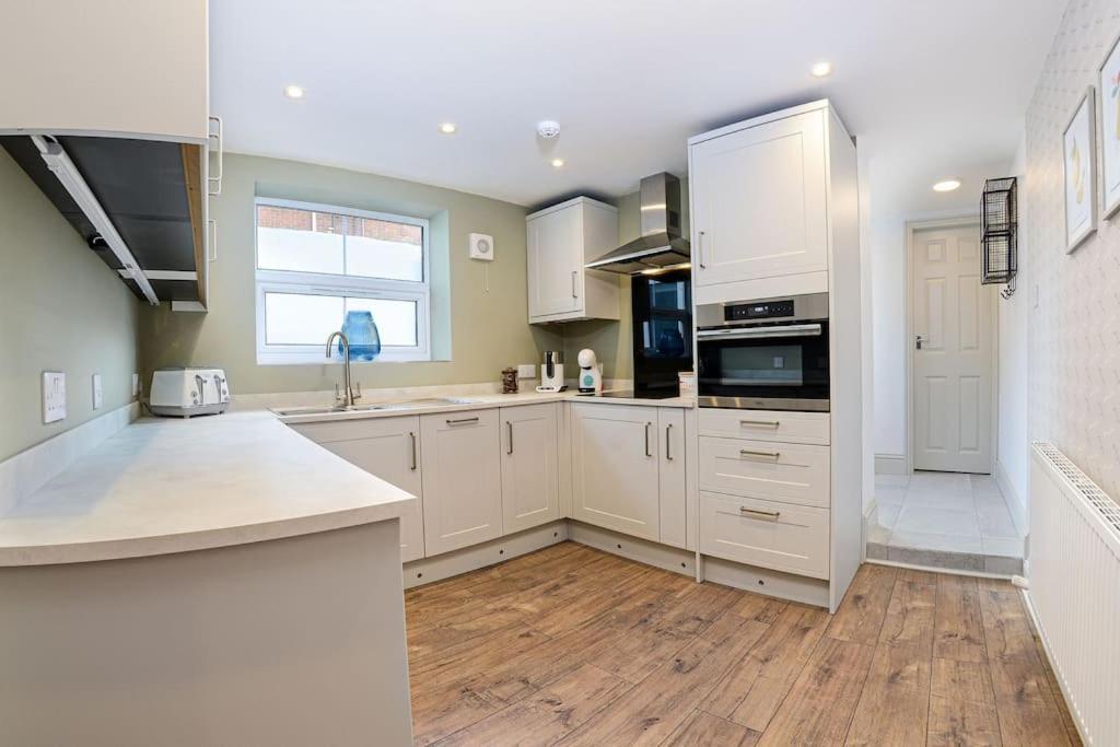 Apartment West With Free Parking Whitby