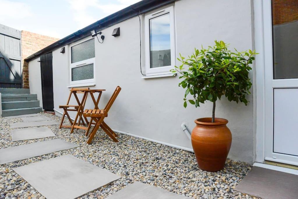 West With Free Parking * Whitby