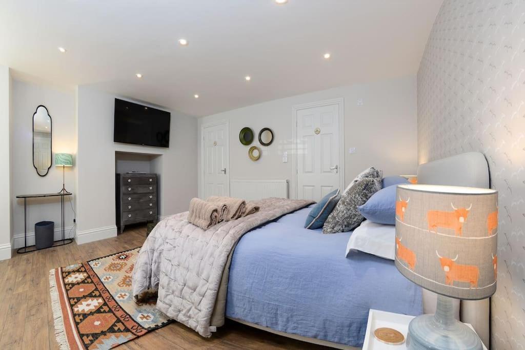 Apartment West With Free Parking